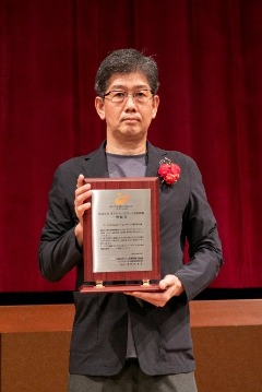 表彰式典に出席した執行役員 大濱広寿