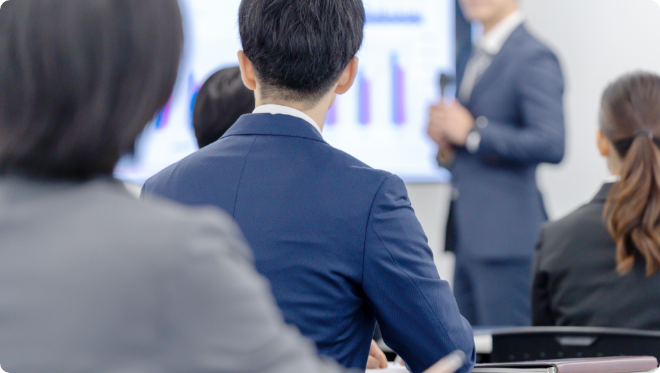 CX研修を聴講するスーツ姿の人々
