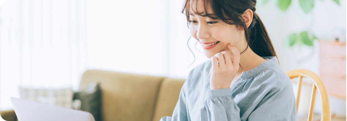 質の高い接客やサービスを通じて満足し、企業のファンとなった顧客のポジティブな表情。ロイヤルティ向上を象徴するイメージ。